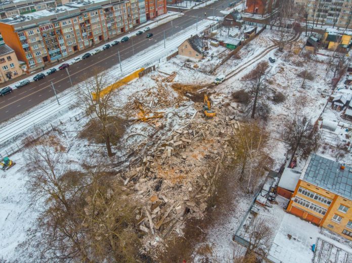 Расчистка территории, на которой планируется строительство магазина сети Lidl. Март 2019 года. Фото: Евгений Ратков Расчистка территории, на которой планируется строительство магазина сети Lidl. Март 2019 года. Фото: Евгений Ратков