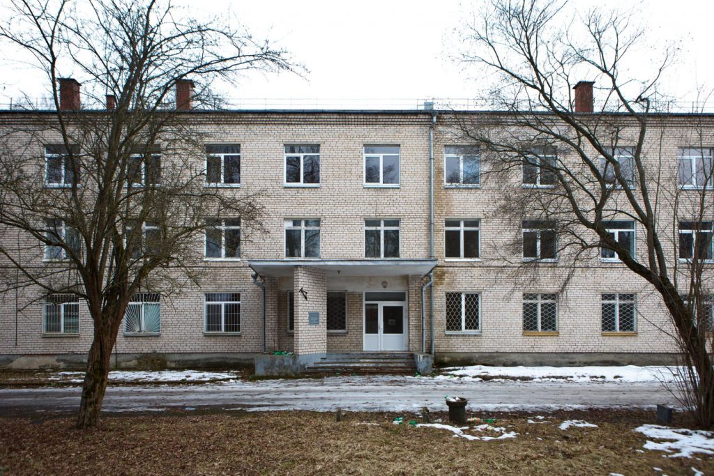Здание бывшей онкологической больницы в Даугавпилсе (ул. Сигулдас, 24). Март 2019 года. Фото: Сергей Соколов