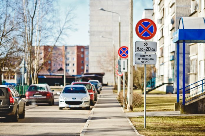 Запрещающие знаки во дворах Даугавпилса