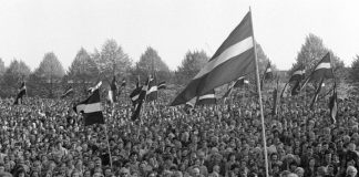 4 мая в Даугавпилсе: марафон латвийских фильмов, открытие мотосезона и концерт «Эолики». Что, где и во сколько 4 мая 1990 года в Риге. Фото Бориса Колесникова © Институт Латвии.