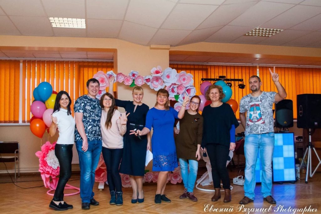 Наталья Максимова и другие волонтёры в "Приедите"