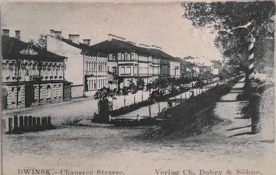 Улица Шоссейная. Справа – первый верстовой столб на Петербург. Конец 19 века. Автор неизвестен