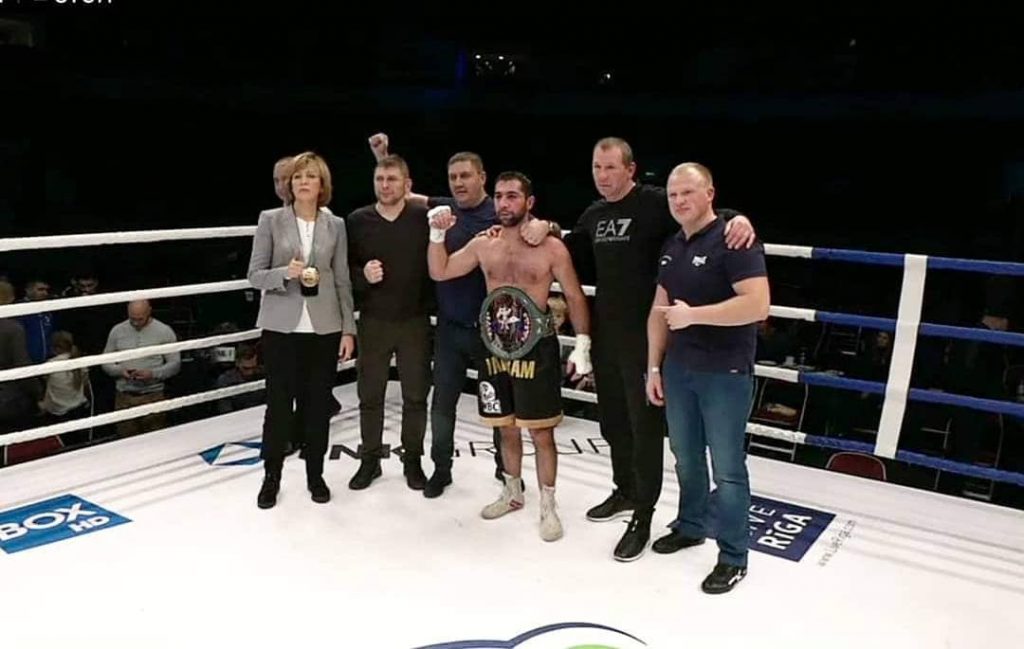 Ваграм с поясом WBC, 2018 год. Иосиф Ковчи - второй справа