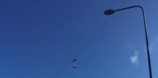 Кроссовки на проводах на ул. Кандавас в Даугавпилсе. 5 августа 2019 года. Фото: Наталия Ринкевич