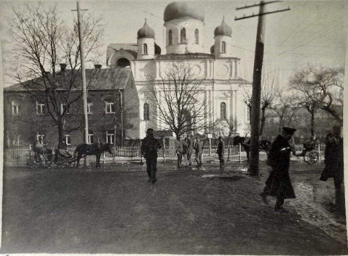 Собор Александра Невского и домик священнослужителей. 1918 год. Фото: Ретро Даугавпилс - Латвия