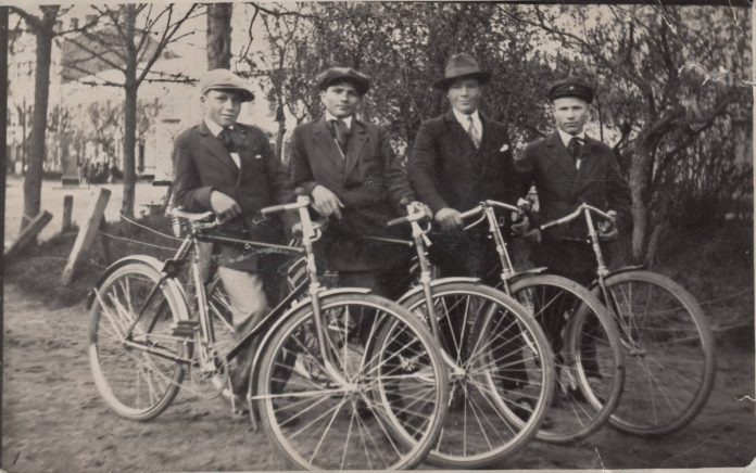 1920-е годы. Парк ''Тарелочка''. На заднем плане то место, где позже будет старый корпус Даугавпилсского университета. Фото: Ретро Даугавпилс - Латвия 1920-е годы. Парк ''Тарелочка''. На заднем плане то место, где позже будет старый корпус Даугавпилсского университета. Фото: Ретро Даугавпилс - Латвия