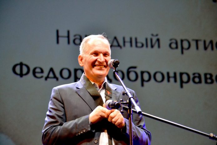 Фёдор Добронравов на творческом вечере в Посольстве Латгалии Gors (Резекне). 27 октября 2019 года. Фото: www.chayka.lv Фёдор Добронравов на творческом вечере в Посольстве Латгалии Gors (Резекне). 27 октября 2019 года. Фото: www.chayka.lv