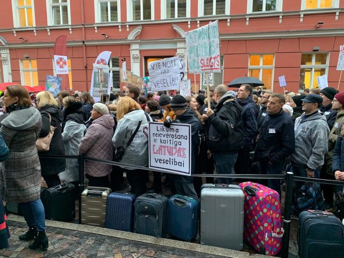 Митинг медиков в Риге возле здания Сейма 7 ноября 2019 года. Фото: Русское вещание LTV7