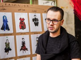 «Если ребёнок за время спектакля выучит два-три слова на латгальском, мы будем очень рады», — Эгилс Вилюмовс о новом спектакле «Ведьмочка» Эгилс Вилюмовс, сценограф и художник по костюмам спектакля Даугавпилсского театра "Ведьмочка". Фото: Юрий Бердников