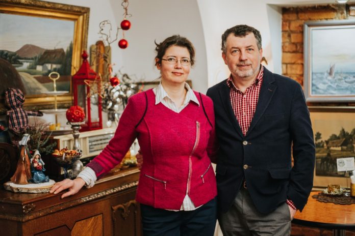 Станислав и Лариса Злобины, владельцы ретро-кафе Ēdnīca Nr.1 в Даугавпилсе. Фото: Ирина Маскаленко