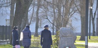 Сотрудники Даугавпилсского краеведческого и художественного музея положили цветы к памятному камню. Даугавпилс, 25 марта 2020 года. Фото: Елена Иванцова