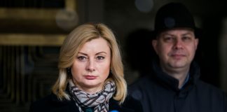 Министр внутренних дел Литвы Рита Тамашуниене на пресс-конференции об экстренных мерах по предотвращению распространения коронавируса в Литве. Фото: DELFI.l