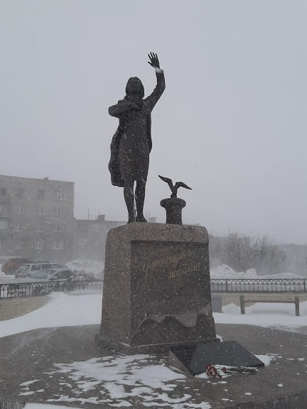 Памятник Ждущей. Очень красиво. Фото и подпись Эвиты Савицкой