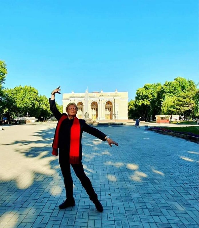 Андрис Лиепа на фоне оперного театра им. А.Навои в Ташкенте. Фото из личного архива Андриса Андрис Лиепа на фоне оперного театра им. А.Навои в Ташкенте. Фото из личного архива Андриса