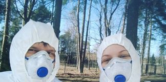 Александр Васильев и Валерия Раубишко на дежурстве в палатке по сбору анализов на коронавирус. Рига, апрель 2020 года. Фото из личного архива Валерии