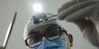 Зубной врач. Иллюстративное фото Изображение Rafael Juárez с сайта Pixabay