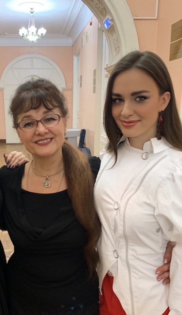 Елена Фрейман и педагог по вокалу-Крупник Наталия Владимировна.