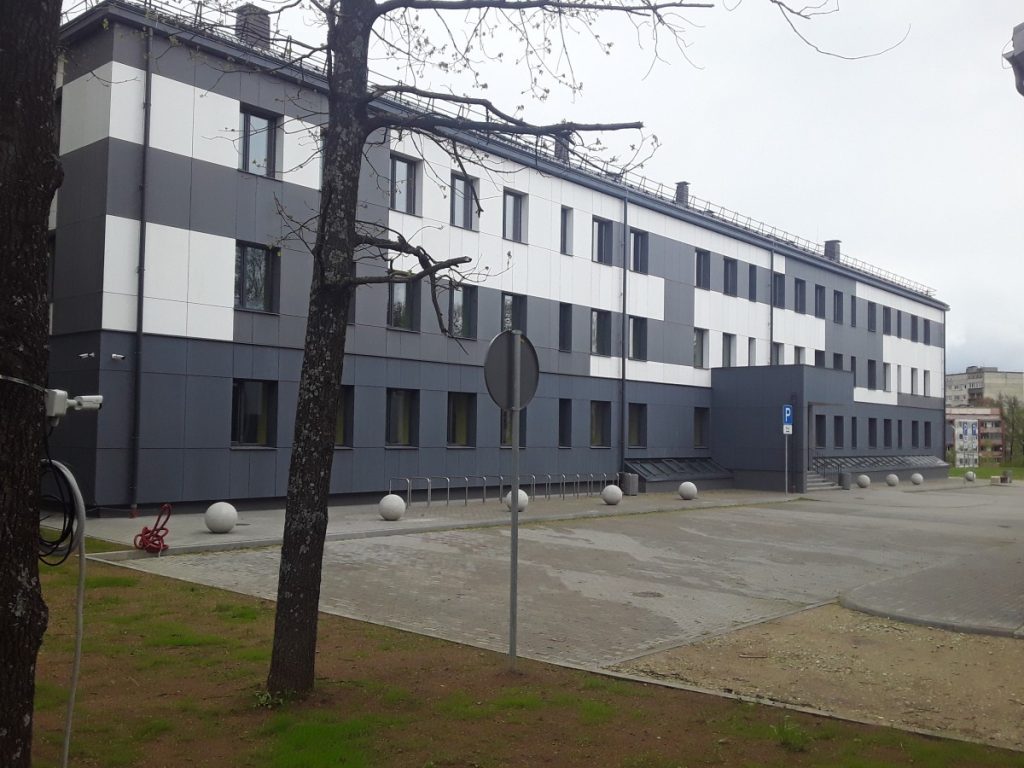 Здание реновированного студенческого общежития Академии технологий в Резекне. 17 мая 2020 года. Фото: Елена Иванцова