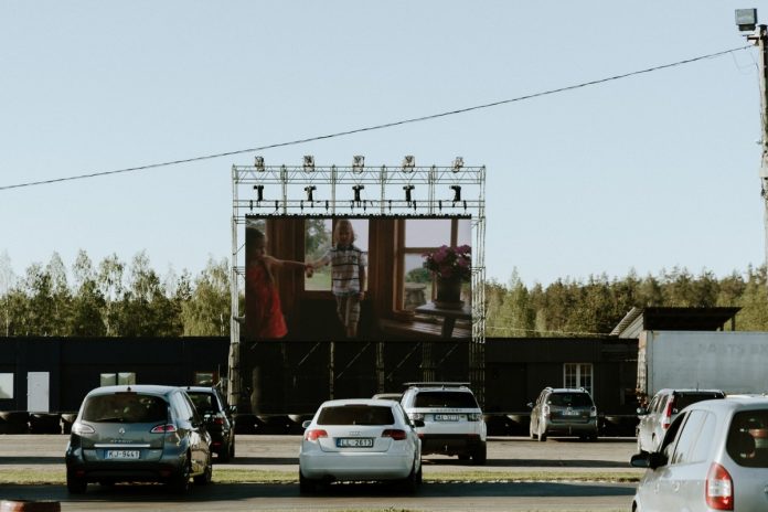 Drive-in кинотеатр в Елгаве. Фото: www.autokino.lv