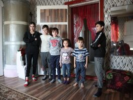 Образование ромов: от чтения по слогам до диплома вуза Дети семьи Бейнарович. Фото: R Media