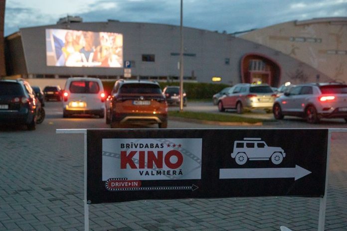 Drive-in кинотеатр в Валмиере. Фото: Drive-in kino Valmierā