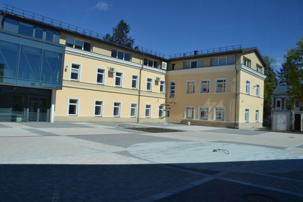 Школа "Саулес" в Даугавпилсе. 8 мая 2020 года. Фото: Елена Иванцова