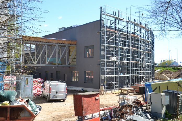 Школа "Саулес" в Даугавпилсе. 8 мая 2020 года. Фото: Елена Иванцова