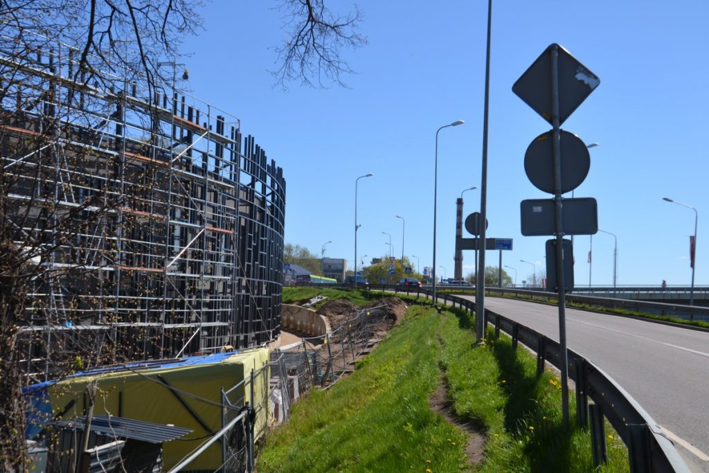 Школа "Саулес" в Даугавпилсе. 8 мая 2020 года. Фото: Елена Иванцова