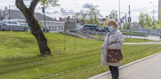 Отмена сертификатов для учителей, компенсации из-за побочек от вакцин и отмена масок в транспорте. Главное о Covid-19 за неделю Общественный транспорт в Даугавпилсе. 19 мая 2020 года. Фото: Евгений Ратков