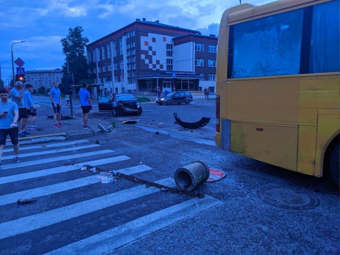 Авария на перекрёстке улиц Циетокшня и Кандавас в Даугавпилсе. 29 июня 2020 года. Фото: Евгений Ратков Авария на перекрёстке улиц Циетокшня и Кандавас в Даугавпилсе. 29 июня 2020 года. Фото: Евгений Ратков