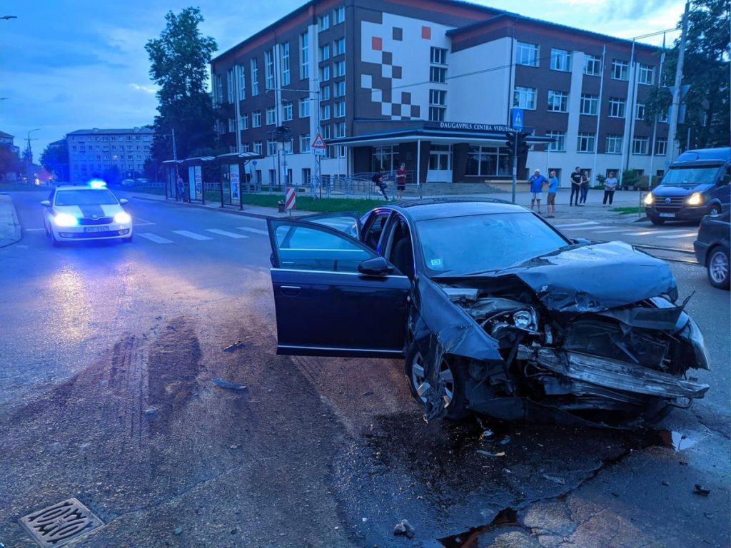 Авария на перекрёстке улиц Циетокшня и Кандавас в Даугавпилсе. 29 июня 2020 года. Фото: Евгений Ратков