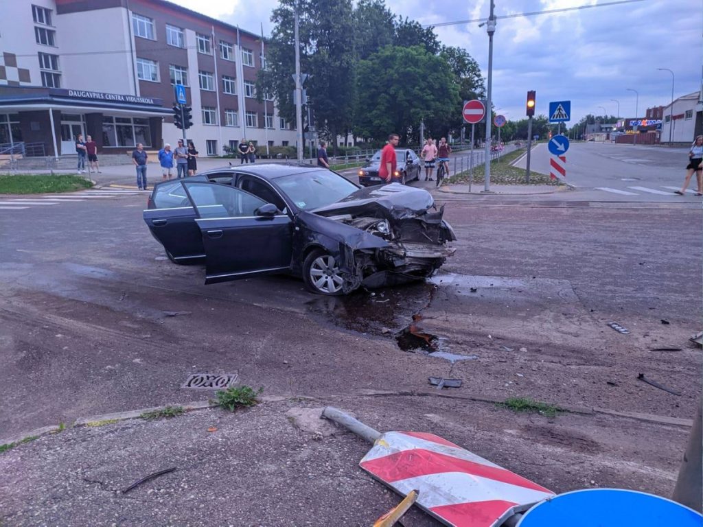 Авария на перекрёстке улиц Циетокшня и Кандавас в Даугавпилсе. 29 июня 2020 года. Фото: Евгений Ратков