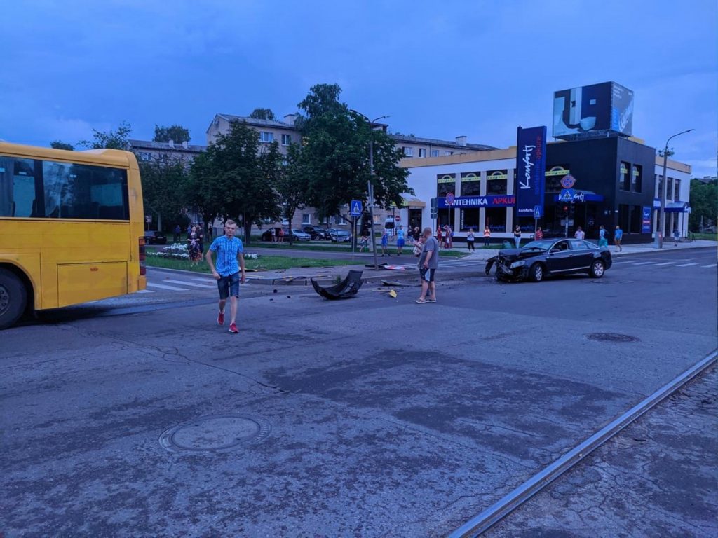 Авария на перекрёстке улиц Циетокшня и Кандавас в Даугавпилсе. 29 июня 2020 года. Фото: Евгений Ратков