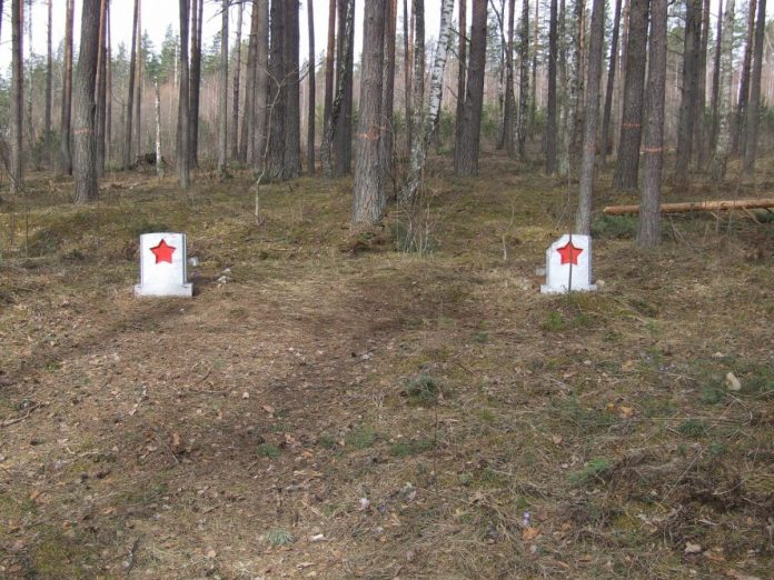 Памятные плиты в лесу в Науенской волости. Фото: dinaburg.ru Памятные плиты в лесу в Науенской волости. Фото: dinaburg.ru