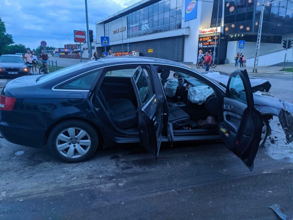 Авария на перекрёстке улиц Циетокшня и Кандавас в Даугавпилсе. 29 июня 2020 года. Фото: Евгений Ратков