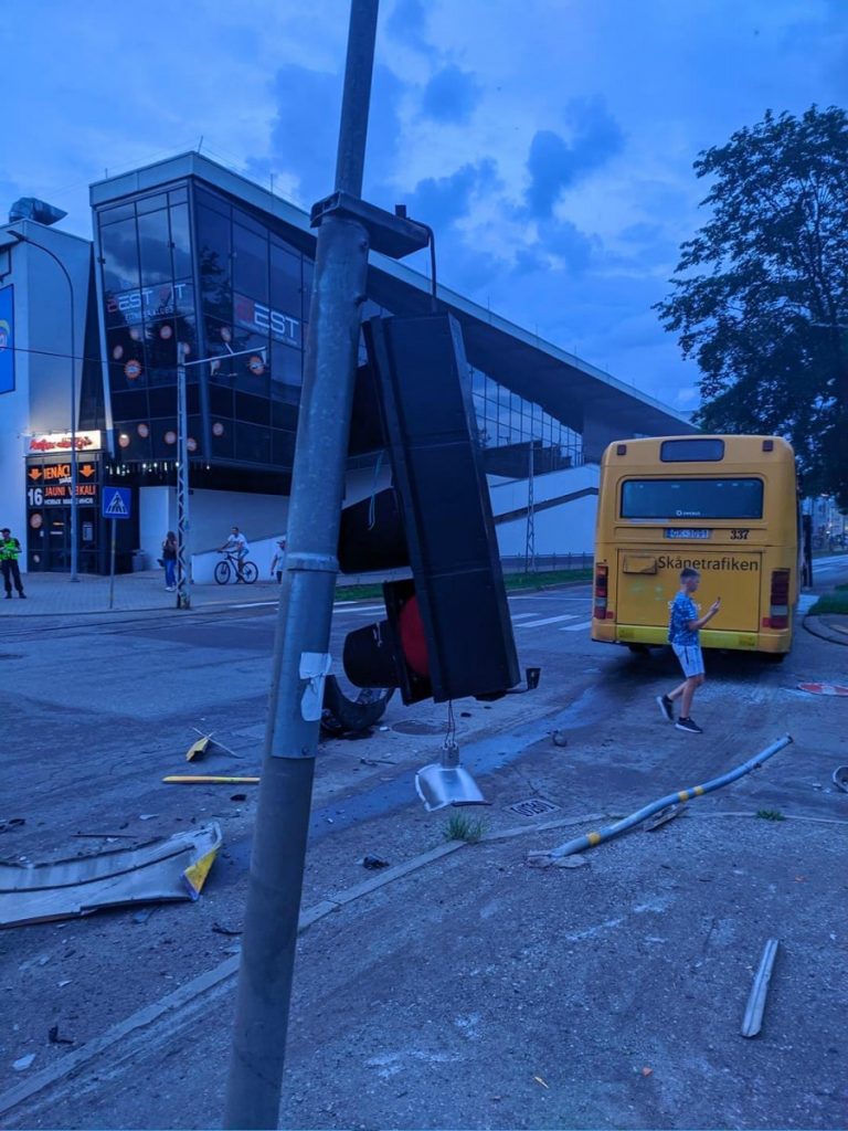 Авария на перекрёстке улиц Циетокшня и Кандавас в Даугавпилсе. 29 июня 2020 года. Фото: Евгений Ратков