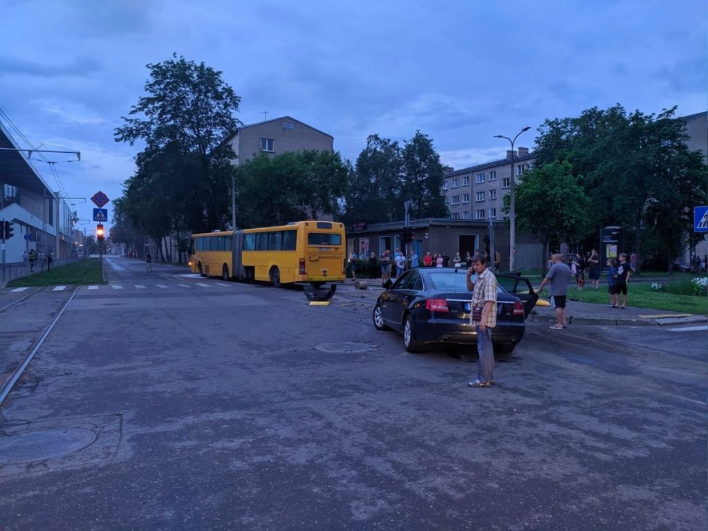 Авария на перекрёстке улиц Циетокшня и Кандавас в Даугавпилсе. 29 июня 2020 года. Фото: Евгений Ратков