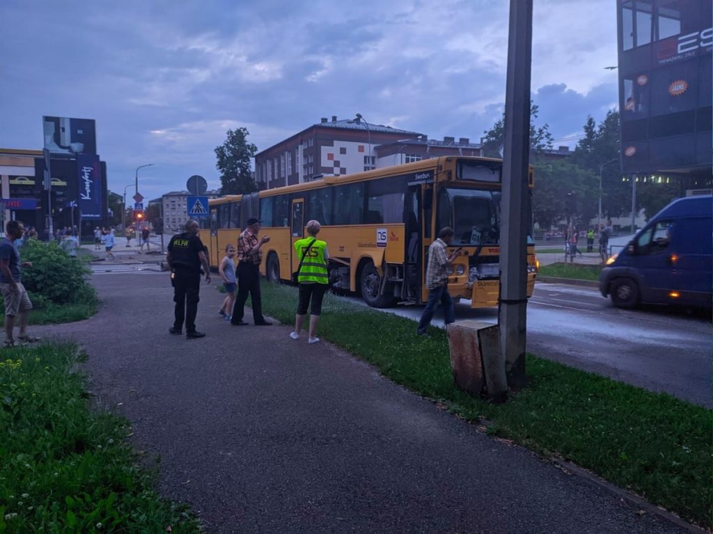 Авария на перекрёстке улиц Циетокшня и Кандавас в Даугавпилсе. 29 июня 2020 года. Фото: Евгений Ратков