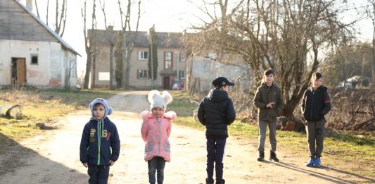 Проект «Ромы в Латгалии»: традиции, быт и культура Дети Илоны Ермолаевой и Александра Бейнаровича из Амбели. Фото: R Media