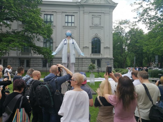 Открытие скульптуры "Медики - миру" в Риге. 16 июня 2020 года. Фото: Андрей Шаврей