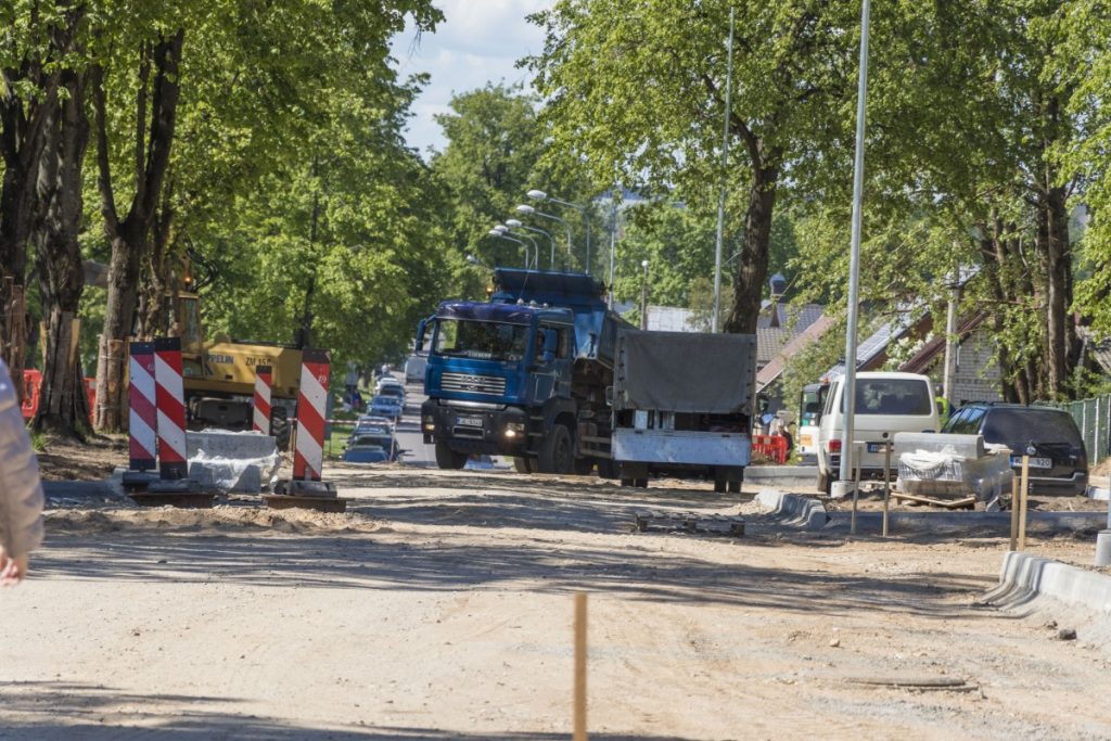 Ремонт на улице Лиела Дарза в Даугавпилсе. 5 июня 2020 года. Фото: Евгений Ратков
