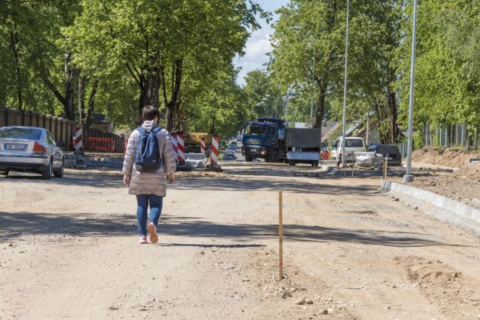Ремонт на улице Лиела Дарза в Даугавпилсе. 5 июня 2020 года. Фото: Евгений Ратков Ремонт на улице Лиела Дарза в Даугавпилсе. 5 июня 2020 года. Фото: Евгений Ратков