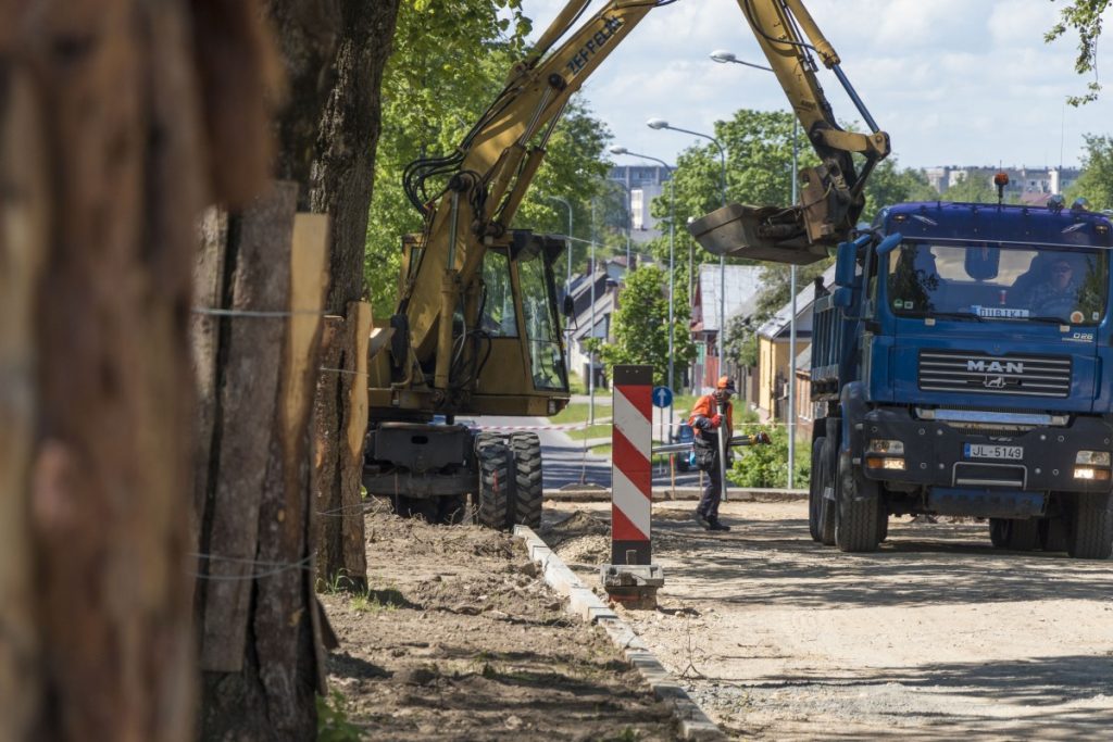 Ремонт на улице Лиела Дарза в Даугавпилсе. 5 июня 2020 года. Фото: Евгений Ратков