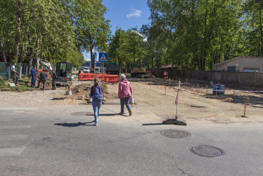 Ремонт на улице Лиела Дарза в Даугавпилсе. 5 июня 2020 года. Фото: Евгений Ратков