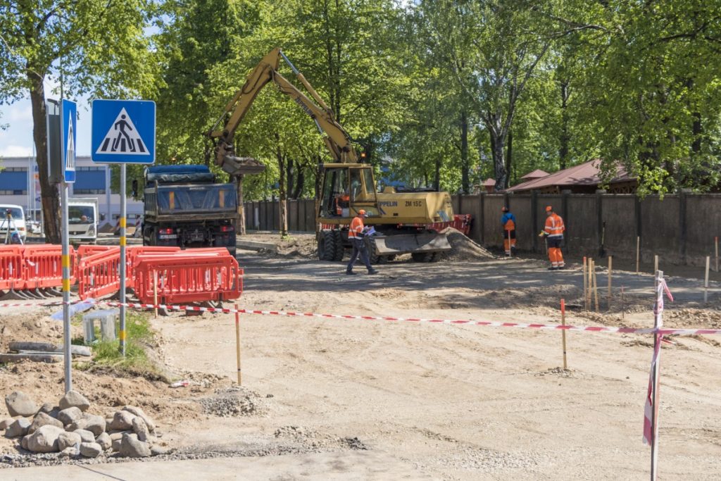 Ремонт на улице Лиела Дарза в Даугавпилсе. 5 июня 2020 года. Фото: Евгений Ратков