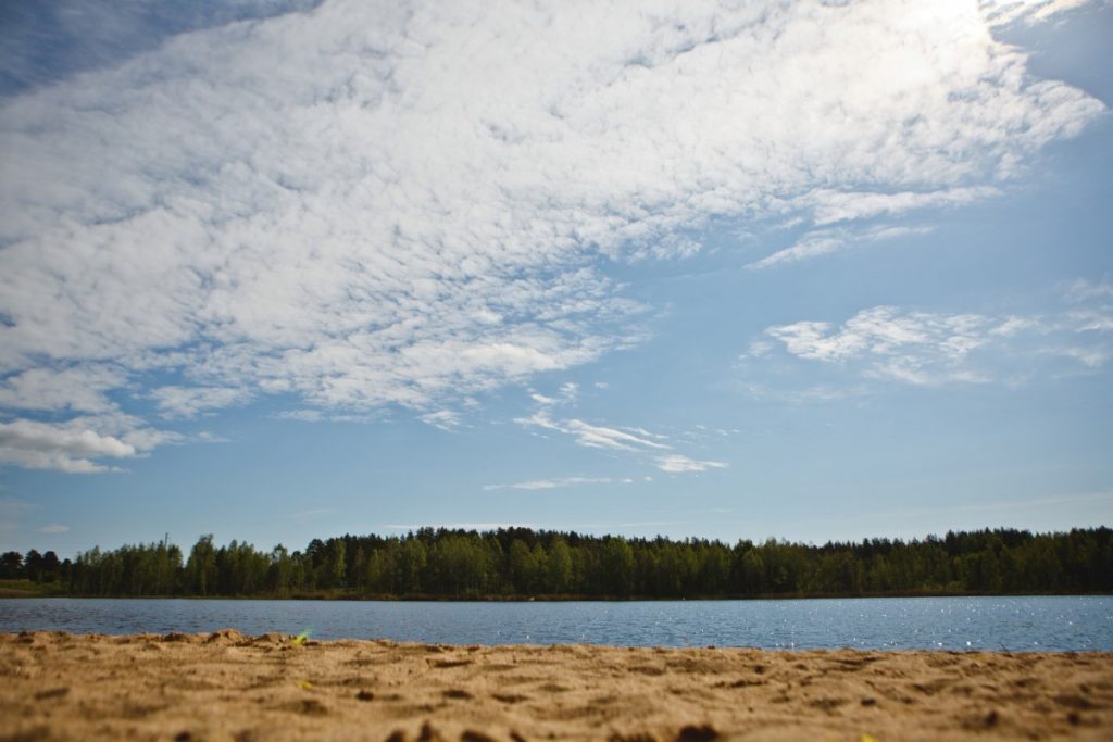 Пляж на озере Стропака в Даугавпилсе. 28 мая 2020 года. фото: Сергей Соколов