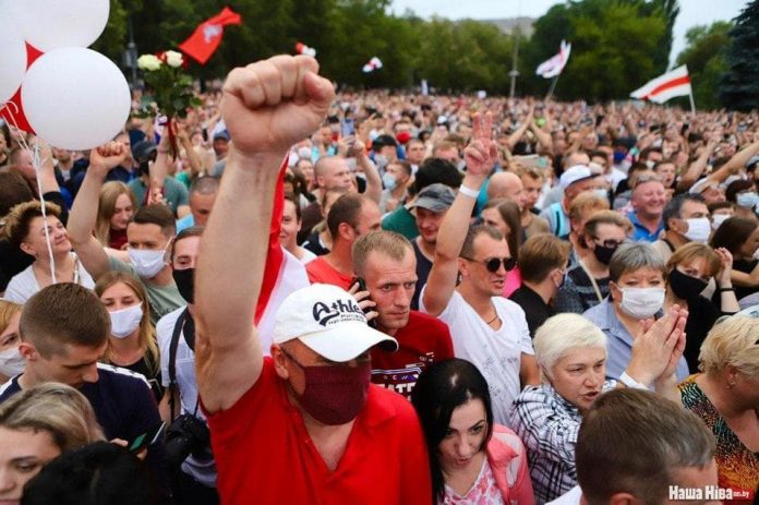 Акции протеста в Беларуси. Фото со страницы Наты Радиной на фейсбуке Акции протеста в Беларуси. Фото со страницы Наты Радиной на фейсбуке