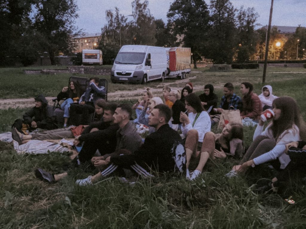 Кино на улице в Центральном парке Даугавпилса. 5 июля 2020 года. Фото: Сергей Соколов