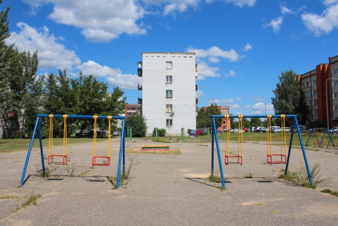 Детская площадка на ул. Пиекрастес, 33. 17 июля 2020 года. Фото: Настя Гавриленко Детская площадка