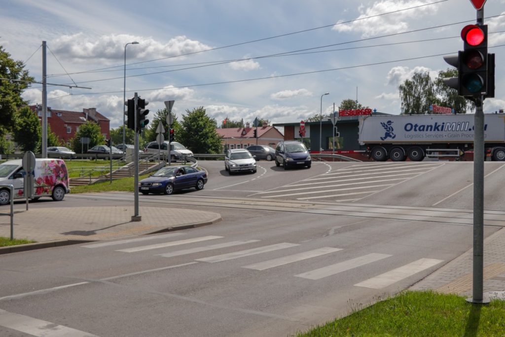 Перекрёсток улиц 18 Ноября и Виестура в Даугавпилсе. 16 июля 2020 года. Фото: Евгений Ратков